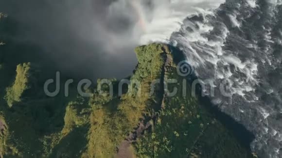 空中飞弹飞过冰岛的斯科加沃斯瀑布视频的预览图
