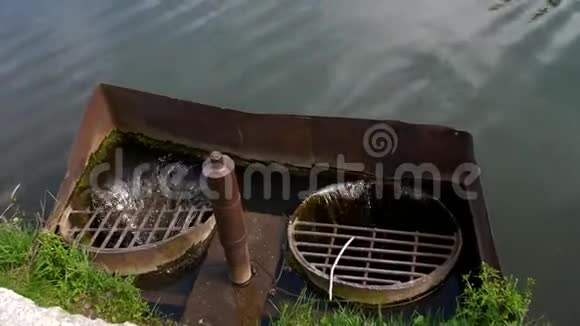 从湖中排入下水道的水视频的预览图