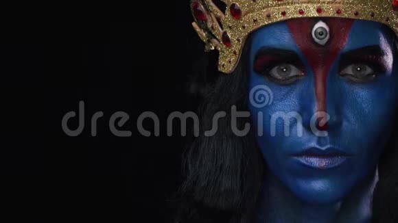 用第三只眼睛遮住印度女神卡利的脸视频的预览图