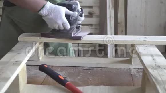 木制品加工其他木质结构在背景中也可见白手套绿手套的主人视频的预览图