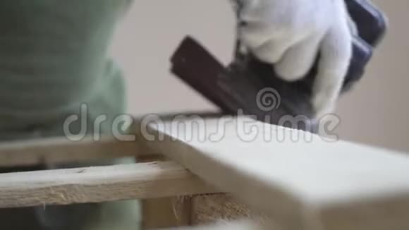 木制产品的加工由师傅戴白手套天然材料制成的精美产品经加工后视频的预览图