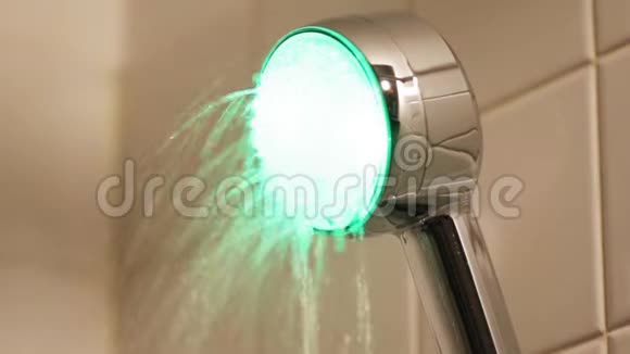 3种明亮颜色的淋浴喷头视频的预览图