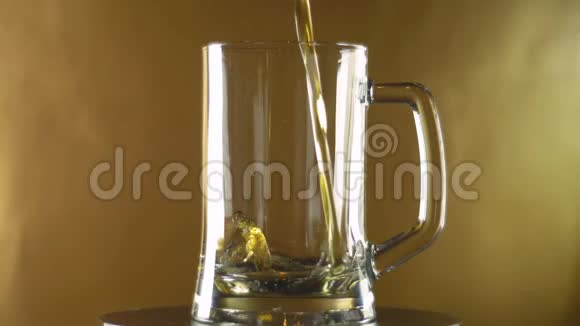 在一个巨大的杯子里在金色的背景上变成一杯黑啤酒啤酒节视频的预览图