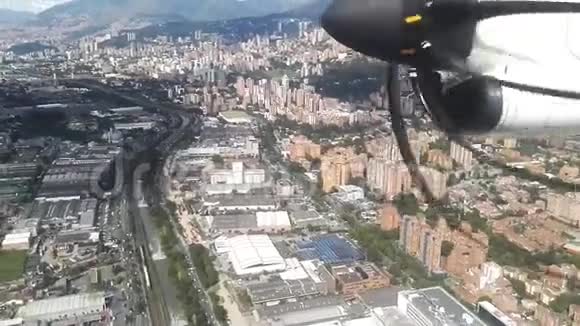 哥伦比亚麦德林市建筑物地铁山脉和河流视频的预览图