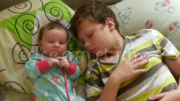 两个孩子睡在床上视频的预览图
