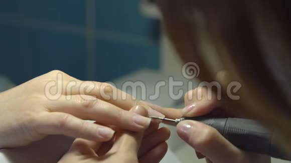 沙龙里的女人修指甲加工和成型视频的预览图