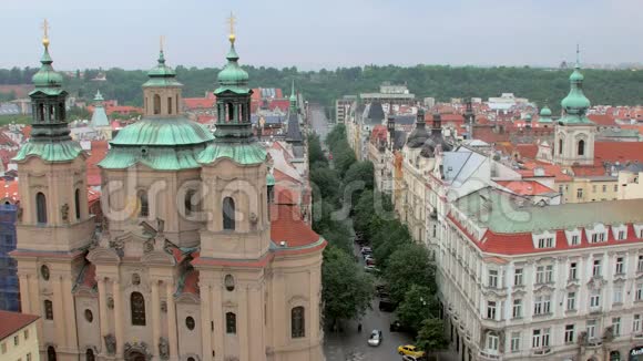 从旧钟楼俯瞰圣尼古拉教堂和布拉格风景如画的街道视频的预览图