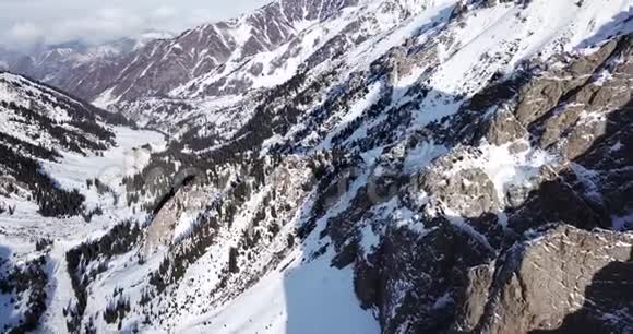 布满雪的石崖山的史诗般的画面极端的岩石视频的预览图