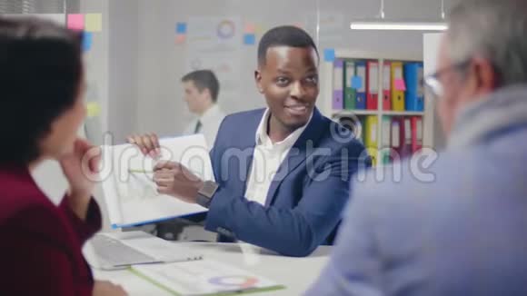 非裔美国男性银行助理告诉他的客户视频的预览图