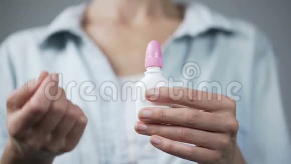 女人的手拿着鼻腔喷雾剂按在上面保健和医学视频的预览图