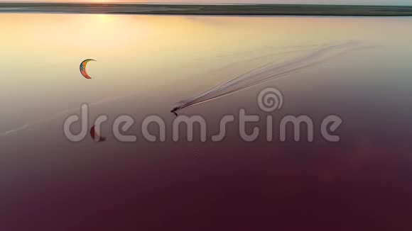 在粉红湖中央放风筝视频的预览图