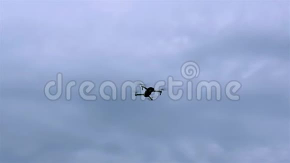 小无人机或四架直升机在蓝色多云的天空中飞行视频的预览图