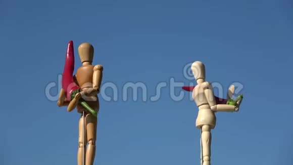旋转两个木制艺术家的人体模型拿着红辣椒视频的预览图