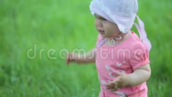 公园里哭的女孩视频的预览图