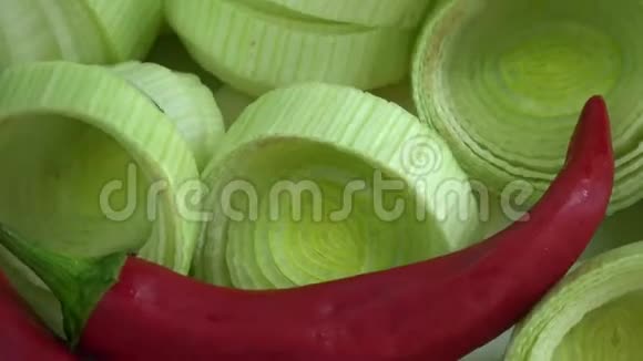 新鲜韭菜片和红辣椒旋转视频的预览图