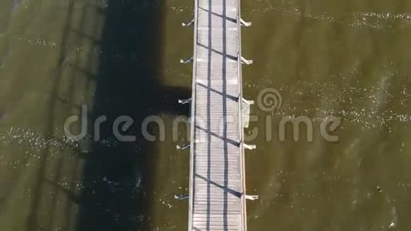 在古老的木湖桥上飞翔空中飞翔视频的预览图