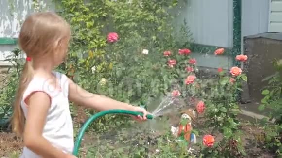 小女孩在花园里浇花视频的预览图