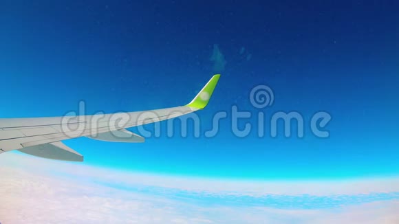 空中飞行飞机上的金属机翼视频的预览图