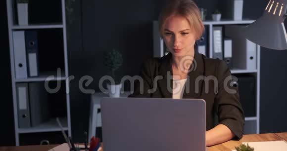 女商人在笔记本电脑上收到积极消息视频的预览图
