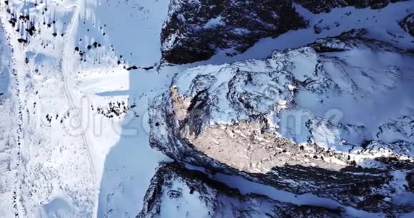 布满雪的石崖山的史诗般的画面极端的岩石视频的预览图