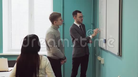 老师在白板上向学生讲解视频的预览图