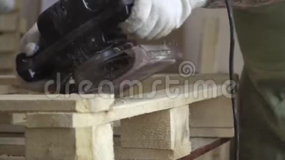 使用木结构和磨床木制品加工由白手套师傅负责美丽的视频的预览图