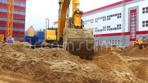 卡特彼勒挖掘机在施工现场工作土方工程视频的预览图