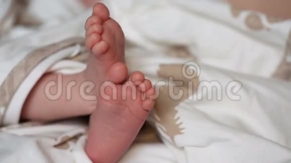 新生婴儿的脚视频的预览图