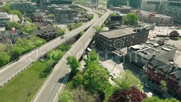 一辆汽车进入城市的电影空中跟踪镜头视频的预览图