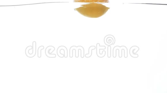 特写一个新鲜多汁的柠檬在白色背景下在冷水中掉落和飞溅的高速镜头视频的预览图