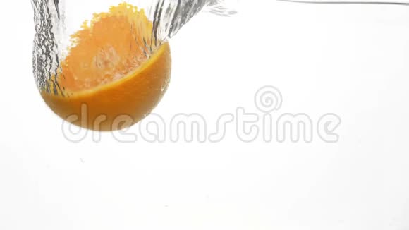 柑橘类热带多汁水果在白色背景下坠落和溅入水中的高速镜头特写视频的预览图