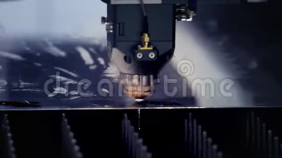 金属数控激光切割现代工业技术带有火花的工业激光切割机编程机器人头视频的预览图