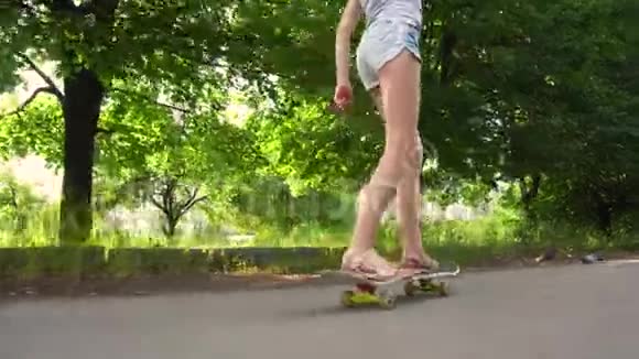 在农村学滑板的青少年视频的预览图
