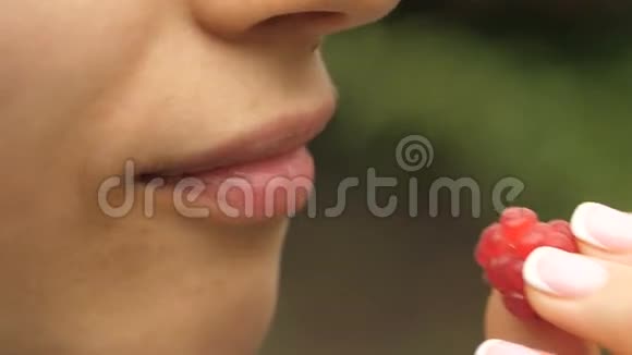 女人吃树莓视频的预览图