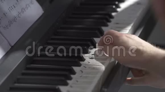 老师展示如何弹钢琴视频的预览图