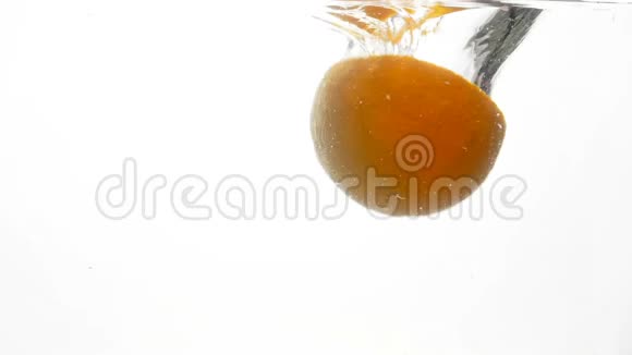热带柑橘类水果在冰冷清澈的水中半落半溅的特写慢镜头视频的预览图