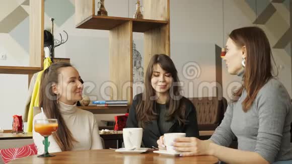 三个女朋友在咖啡馆里聊天喝酒视频的预览图