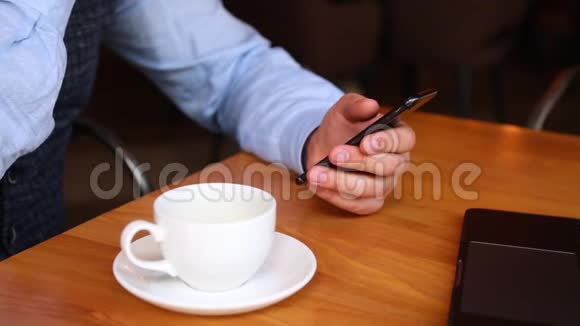 餐馆里的服务员给人带来帐单人通过NFC技术在咖啡厅手机上进行支付视频的预览图