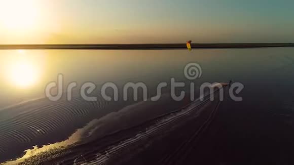 慢镜头平静的湖面一个人在那里玩风筝视频的预览图