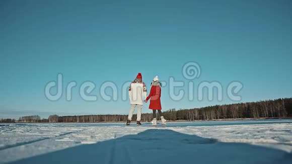 可爱的年轻夫妇在冬天拥抱视频的预览图