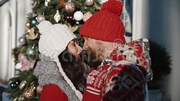 恋爱中的年轻夫妇走在雪地森林里接吻视频的预览图