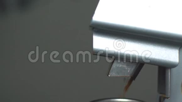 自动研磨机将咖啡豆磨成锅筒视频的预览图