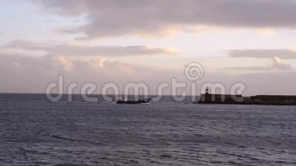 有码头的船只进入港口视频的预览图