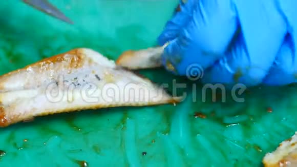 腌制鳗鱼切片的过程筷子寿司生鱼片腌制生姜和芥末特写镜头视频的预览图