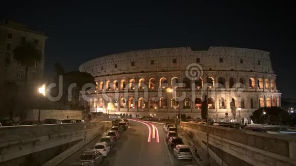 罗马竞技场附近夜间交通的时间推移斗兽场也被称为弗拉维安一个椭圆形视频的预览图