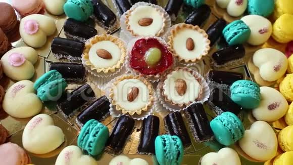 巧克力糖果杏仁蛋糕心形糕点意大利面都放在自助餐桌上视频的预览图