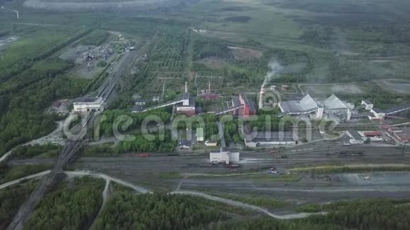 鸟瞰植物工业区附近的绿色森林道路和铁路俄罗斯视频的预览图