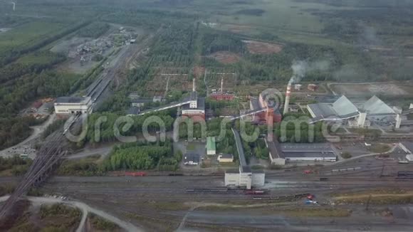 公路和铁路附近的工业厂房和建筑物空中观景视频的预览图