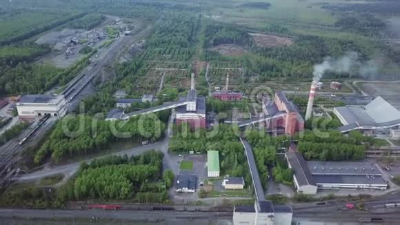 公路和铁路附近的工业厂房和建筑物空中观景视频的预览图