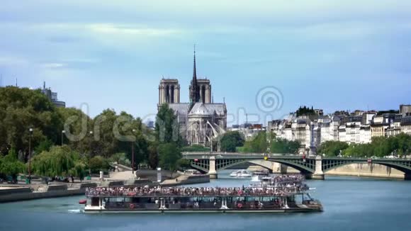 巴黎法国邮轮在塞纳河与圣母院的背景视频的预览图